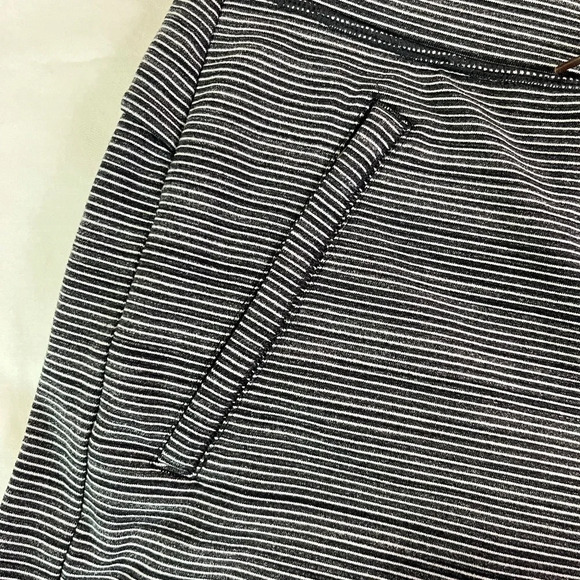 Athleta Women's Drawstring Black and White Stripe Shorts with Pockets | Size MT - Picture 2 of 6
